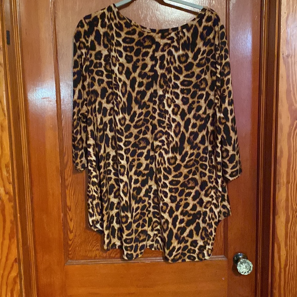 Women’s plus size leopard print 3/4 sleeve top. Excellent used condition. 3X